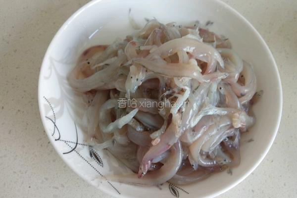 炸面条鱼的做法图解1