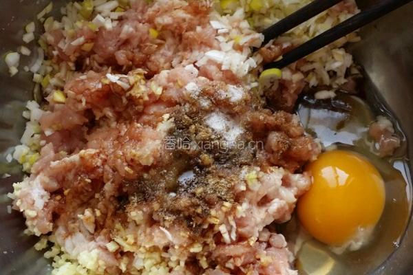 荠菜猪肉饺子馅的做法图解2