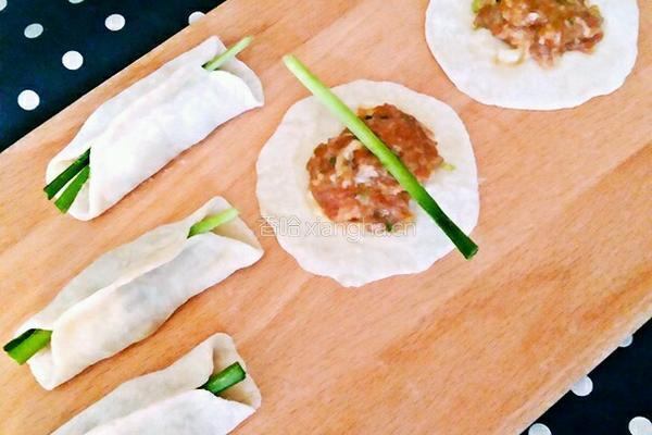 猪肉大葱锅贴的做法图解4