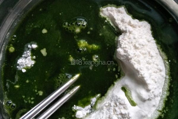 菠菜汁鸡蛋饼的做法图解2