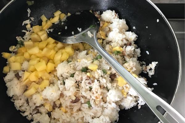 菠萝炒饭的做法图解4