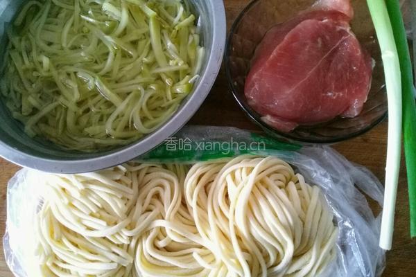 榨菜肉丝面的做法图解1