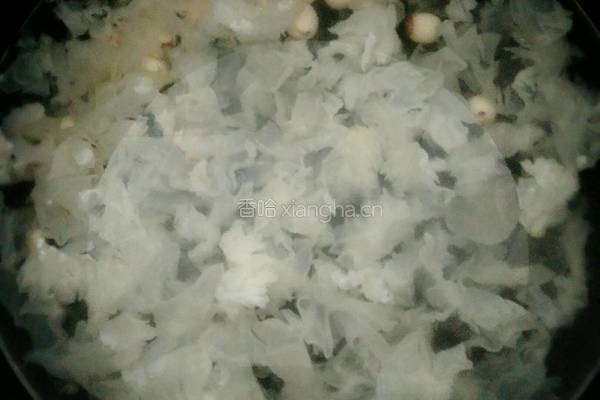 银耳莲子羹的做法图解4