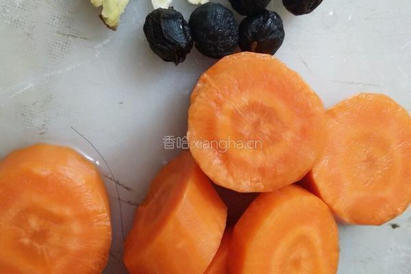 胡萝卜瘦肉炖汤的做法图解2