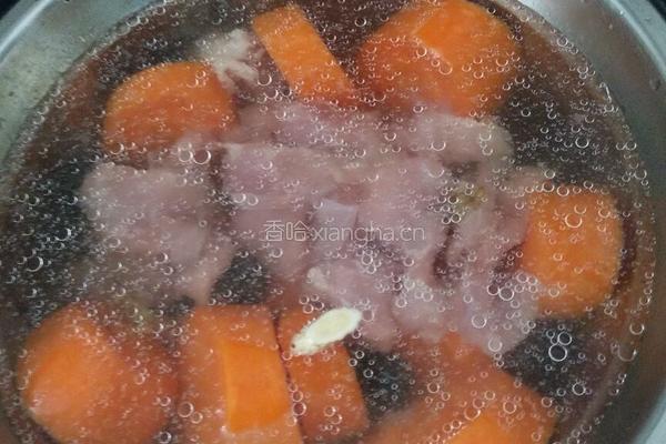 胡萝卜瘦肉炖汤的做法图解3