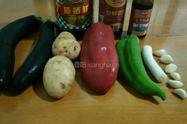 彩椒土豆烩茄子的做法图解1