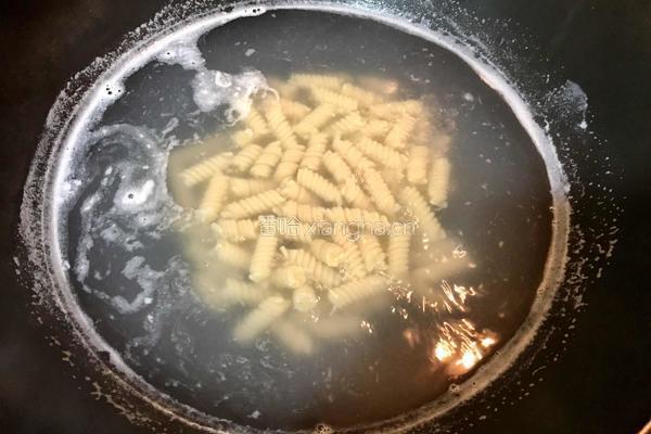 培根炒螺旋意面的做法图解2