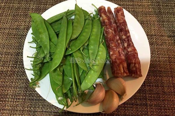 荷兰豆炒腊肠的做法图解1