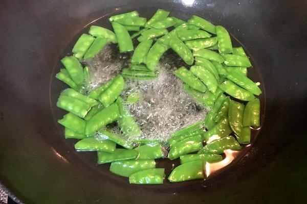 荷兰豆炒腊肠的做法图解2