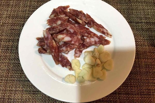 荷兰豆炒腊肠的做法图解3