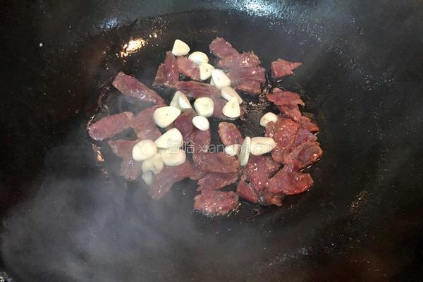 荷兰豆炒腊肠的做法图解4