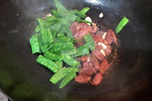 荷兰豆炒腊肠的做法图解5
