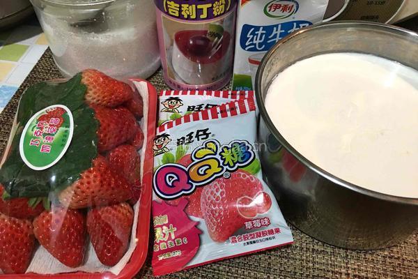 草莓酸奶慕斯蛋糕(电饭锅版)的做法图解1