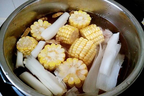 冬瓜玉米排骨汤的做法图解1