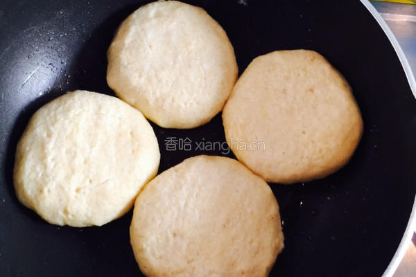 玉米面贴饼子的做法图解1
