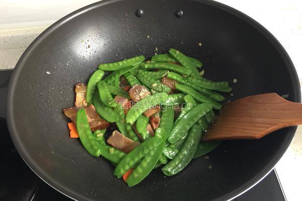 荷兰豆炒腊肉的做法图解8