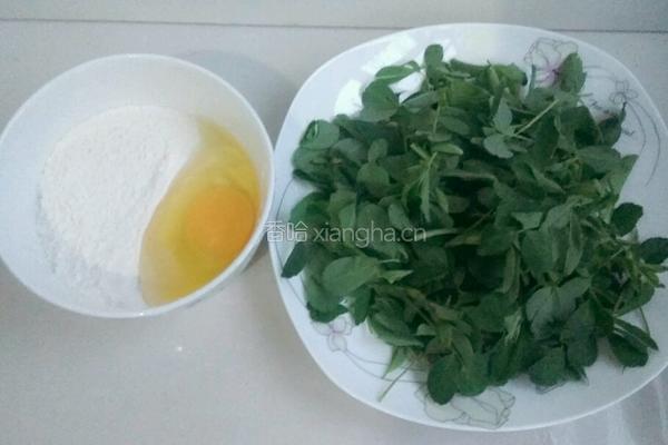 苜蓿鸡蛋饼的做法图解1