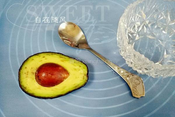 牛油果焗蛋的做法图解1
