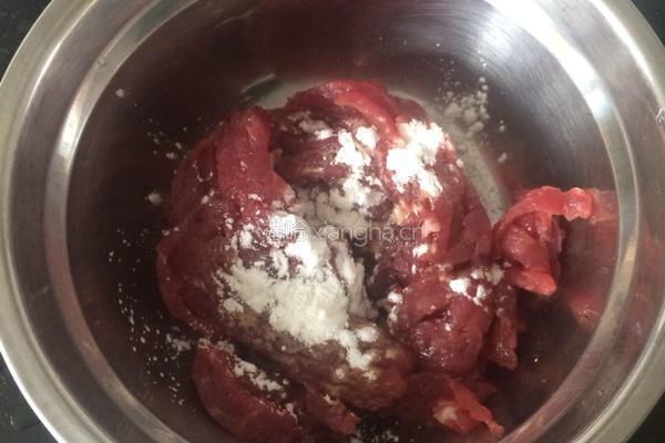 牛肉丝炒豆芽的做法图解1