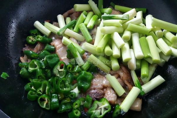 家常五花肉炒蒜芯的做法图解9