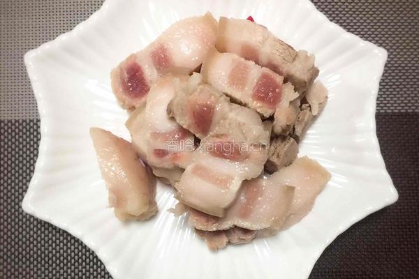 土豆红烧肉的做法图解1