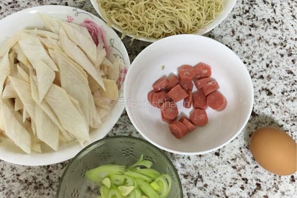 杏鲍菇炒面的做法图解1