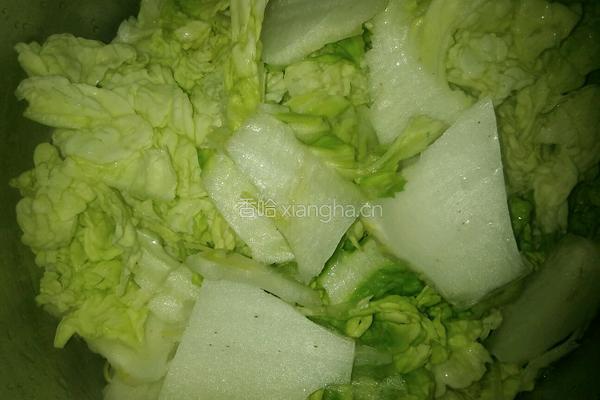 白菜肉丸汤的做法图解1