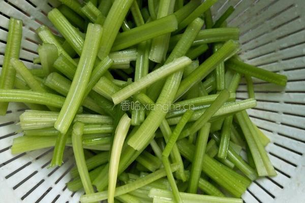 芹菜肉丝的做法图解1
