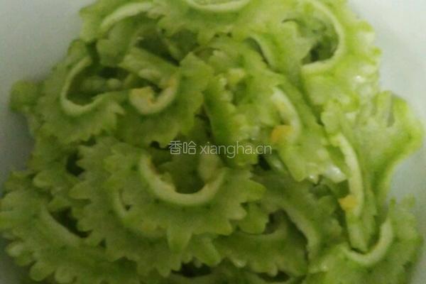 苦瓜炒肉的做法图解1