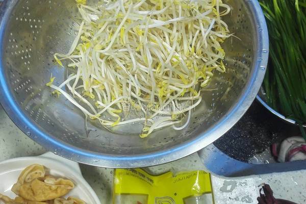 猪肠炒豆芽的做法图解1