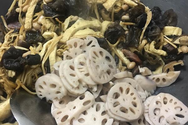 香菇木耳莲藕焖豆腐张的做法图解11