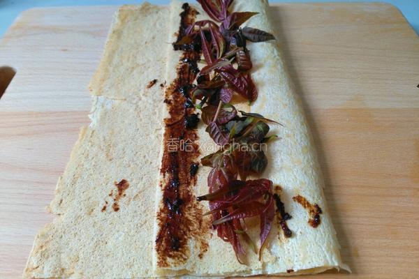 煎饼卷香椿芽的做法图解3