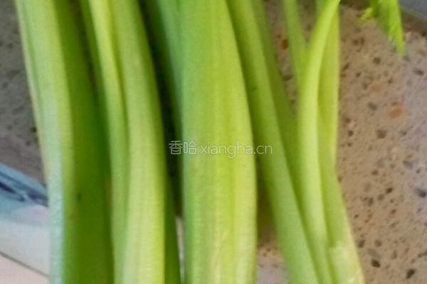 芹菜猪肉炖粉条的做法图解1