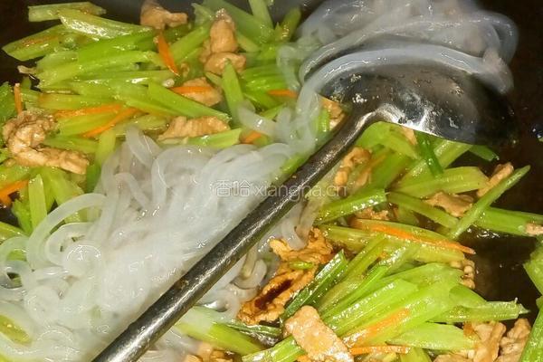 芹菜猪肉炖粉条的做法图解12