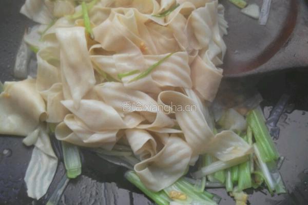 蒜苗炒豆皮的做法图解6