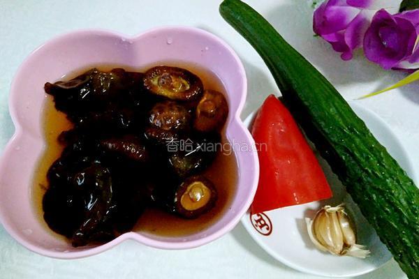 木耳香菇炒黄瓜的做法图解1