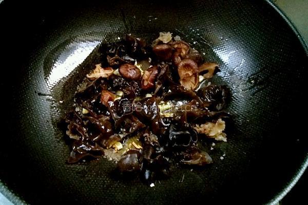 木耳香菇炒黄瓜的做法图解6