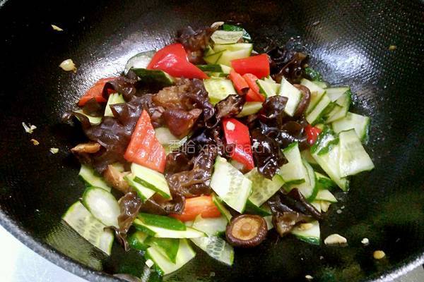 木耳香菇炒黄瓜的做法图解10
