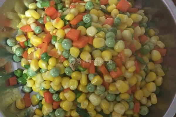 玉米胡萝卜豌豆粒的做法图解4