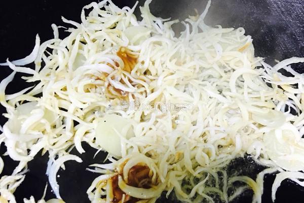 银鱼炒韭苗的做法图解6