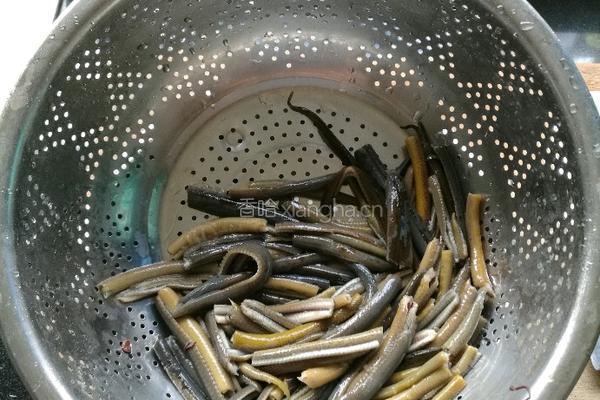 洋葱鳝丝的做法图解1