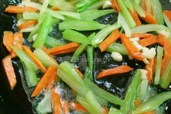 西芹炒腰果的做法图解8