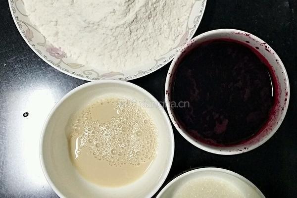 甜菜根玫瑰花馒头的做法图解1