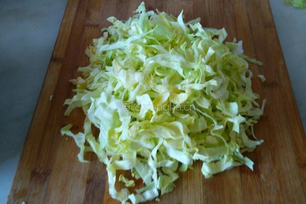 卷心菜拌粉丝的做法图解1