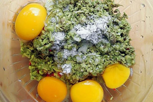 香椿煎鸡蛋的做法图解4