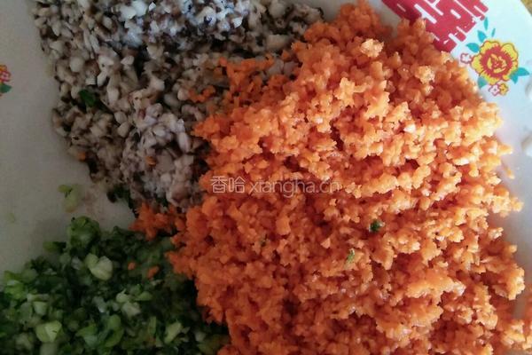 香菇胡萝卜油菜饺子的做法图解2