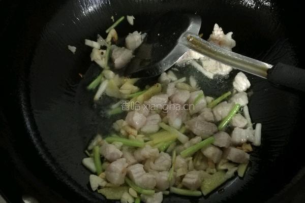萝卜干炒腊肠的做法图解8