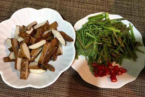 野芹菜炒香干的做法图解2