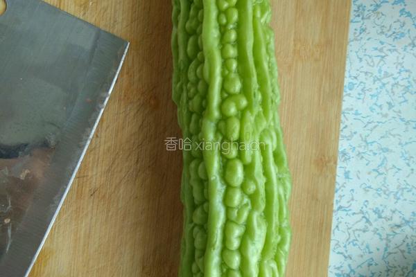 苦瓜炒肉的做法图解1