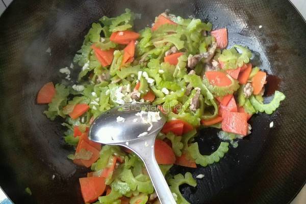 苦瓜炒肉的做法图解6